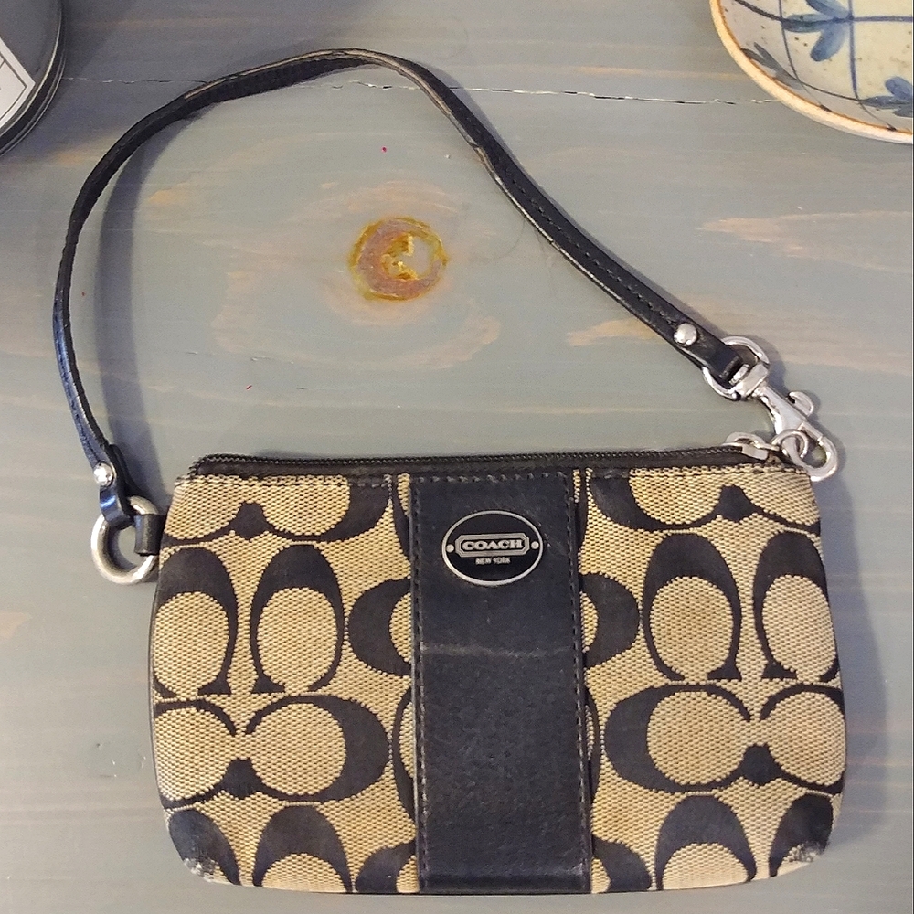 Coach Signature Design Coin Wristlet Purse. Small Zip Bag Classic Pattern.